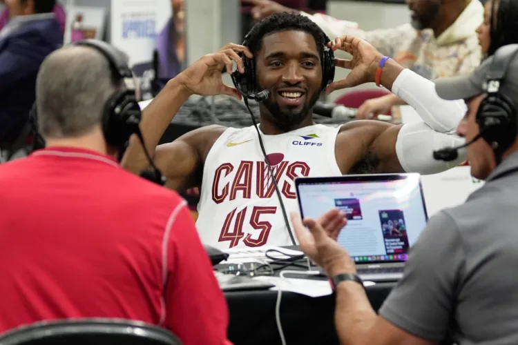 Mitchell, Harden lean into bonding to build Cavs' chemistry
